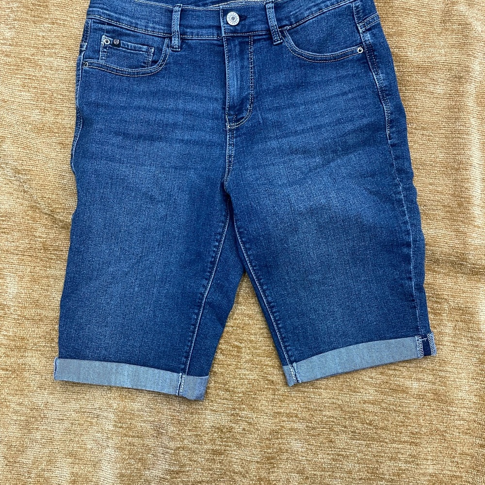 Curve Appeal size 4, denim medium wash, cuffed Bermuda shorts - Picture 2 of 8